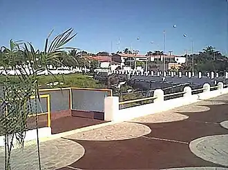 De weg naar het centrum naast het water van Tanque in Brotas de Macaubas