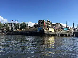 De resten van brug 326, de Nieuwe Nieuwe Brug zijn in de zomer van 2015 nog gebruikt als locatie voor een stadsstrandArtikel in Het Parool. Gezien vanaf het Open Havenfront naar het Zuid-Oosten.