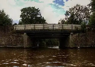 De Zorgvliedbrug gezien vanaf de Amstel, met rechts voor de brugopening een drijvende telefoon. 1 september 2012