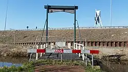 Brug 2199 (afgesloten), met daarachter de Ringweg (A10) (maart 2019)