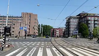 Zoutmanbrug in mei 2018links Golden Tulip; rechts woningen