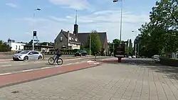 Brug 418 in de lengte gezien met Vrijburg (vanaf Stadionkade gezien, mei 2018)