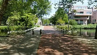 Brug 831 van park naar laan met rechts Crystal Court