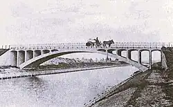 Boogbrug bij de Deense Hoek te Lieshout. Bij deze uitvoering rust het rijdek op schotten. Uiterst links en rechts is het jaagpad zichtbaar.Foto circa 1925.