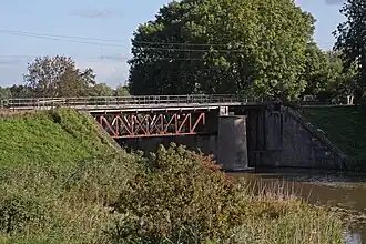 IJzeren vakwerkbrug met geheel rechts de kraanbrug