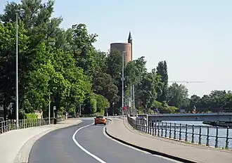 De Bargeweg, met op de achtergrond de watertoren van de Gentpoortvest