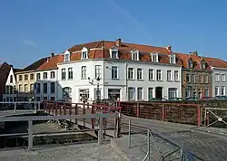De Coupurebrug of Scharebrug; op de achtergrond links: het begin van de Schaarstraat