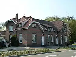 Hulppostkantoor met winkel en bovenwoning, dubbele opzichterswoning