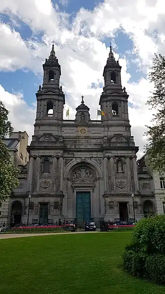 Voorgevel van de kerk
