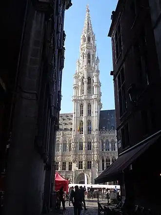 Aan het eind van de straat doemt de stadhuistoren op.