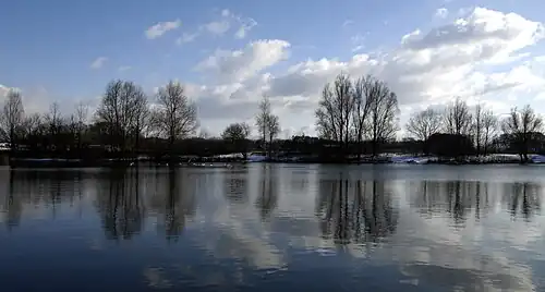 De recreatieplas bij het dorp