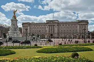 Buckingham Palace, links het Queen Victoria Memorial