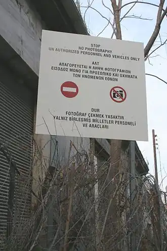 Bord bij de VN-bufferzone die Cyprus in tweeën deelt.