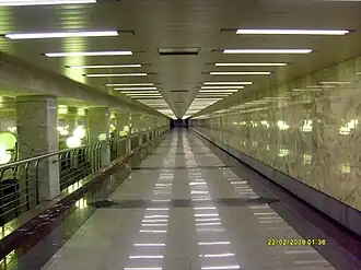 Het balkon boven de sporen