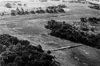 Sluis voor het opvangen van water om landbouw te plegen na terugschrijding van de overstroming, Okavangodelta, Botswana