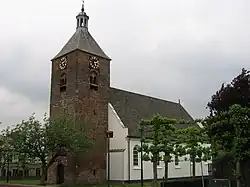 Oude Dorpskerk met 13e-eeuwse Romaanse toren.