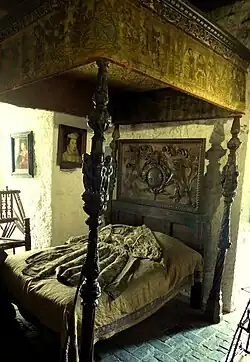 Hemelbed met middeleeuwse kleding
