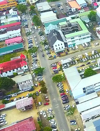 Burenstraat, met bovenaan de Zwartenhovenbrugstraat en een weg naar rechts naar de A.L. Wijkstraat