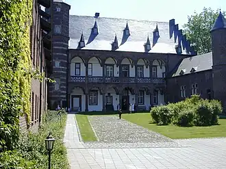 De in 1960 gerestaureerde binnenplaats van het kasteel