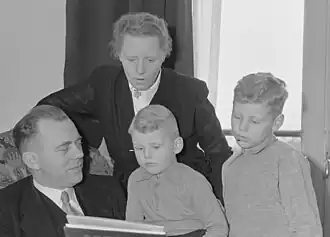 J. Heersink met vrouw en twee van hun kinderen voor vertrek naar Canada (1954)