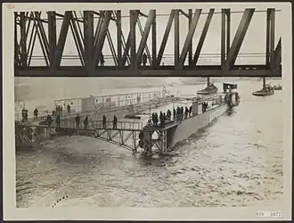 Droogdok voor de marine in Soerabaja van Burgerhout's Machinefabriek en Scheepswerf (waar het werd gebouwd) naar de Waalhaven gesleept, om voor de reis naar Nederlands-Indië te worden klaargemaakt (1928)