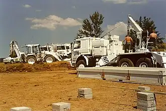 De bouw van een UNPROFOR-observatiepost aan de Kosovaars-Macedonische grens in april 1993.