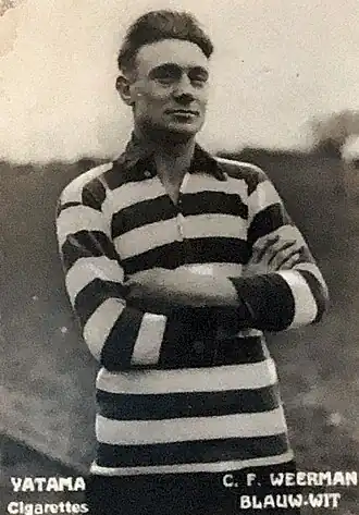 Weerman op een voetbalplaatje in 1932