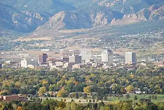 Colorado Springs met de Front Range op de achtergrond