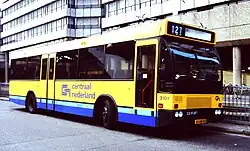 ​ ​ ​  Streekgele basis met licht- en donkerblauwe strook op de schotplaten.