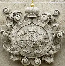 Boven de portaaldeur bevindt zich het wapen van de weldoener, Sophia Báthory, die de bouw van de kerk mogelijk maakte.