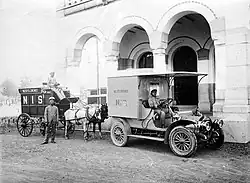 Activiteit bij het gebouw in de koloniale tijd