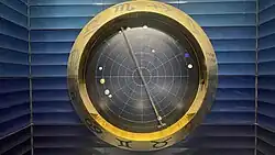 De astronomische klok bij de roltrappen.