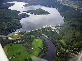 De Roerdaldam met stuwmeer en eiland