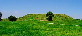 Monks Mound vanaf de zijkant, met de twee terrassen zichtbaar.