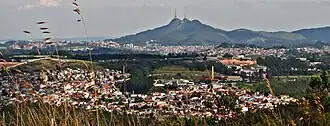 Uitzicht op Caieiras met de berg Pico do Jaraguá in zuidelijke richting