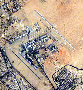 De luchthaven vanuit de lucht