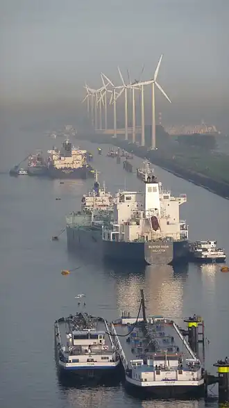 Calandkanaal met op de achtergrond een deel van de Maeslantkering