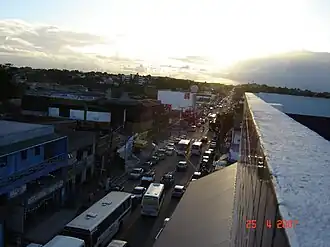 De hoofdstraat Avenida 28 de Setembro in Camaçari