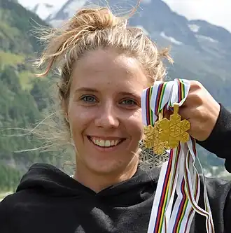 Rast toont in 2019 haar drie medailles van wereldkampioenschappen junioren