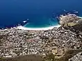 Zicht op Camps Bay vanaf de Tafelberg