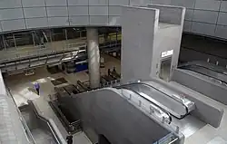 Roltrappen en liften tussen verdeelhal en perron