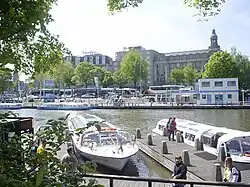 Aanlegsteigers voor rondvaartboten aan de Prins Hendrikkade en het tegenover gelegen Stationsplein, 2007