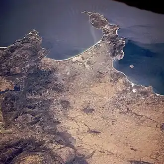 Satellietfoto van de baai (linksboven), tussen Kaap Hangklip (links) en Kaap de Goede Hoop (rechts). Het zuidwesten is op deze afbeelding bovenaan.
