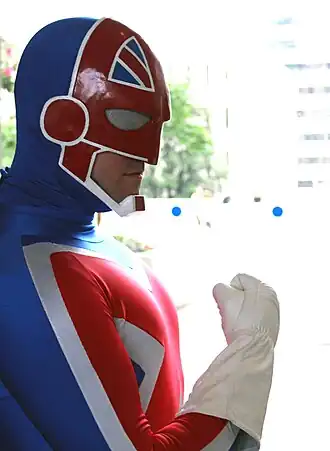 Cosplayer als Captain Britain, 2012.