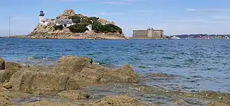 Gezicht op Île Louët en Château du Taureau vanaf wandelroute GR 34
