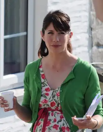 Caroline Catz op de set van Doc Martin