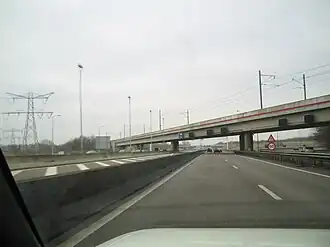 De Flevolijn ging tot augustus 2016 met dit viaduct over de A1. In het weekend van 20 en 21 augustus 2016 is deze gesloopt en vervangen door de Zandhazenbrug.