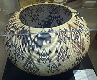 Een mand gemaakt door Carrey Bethel van de Paiute-stam, 1935