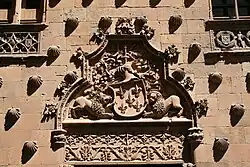 Versiering boven het portaal