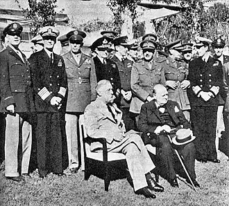 Zittend: president Roosevelt, eerste minister Churchill.Staand eerste rij, links naar rechts: generaal Arnold, admiraal King, generaal Marshall, admiraal Pound, luchtmaarschalk Portal, generaal Alan Brooke, veldmaarschalk Dill en admiraal Mountbatten.